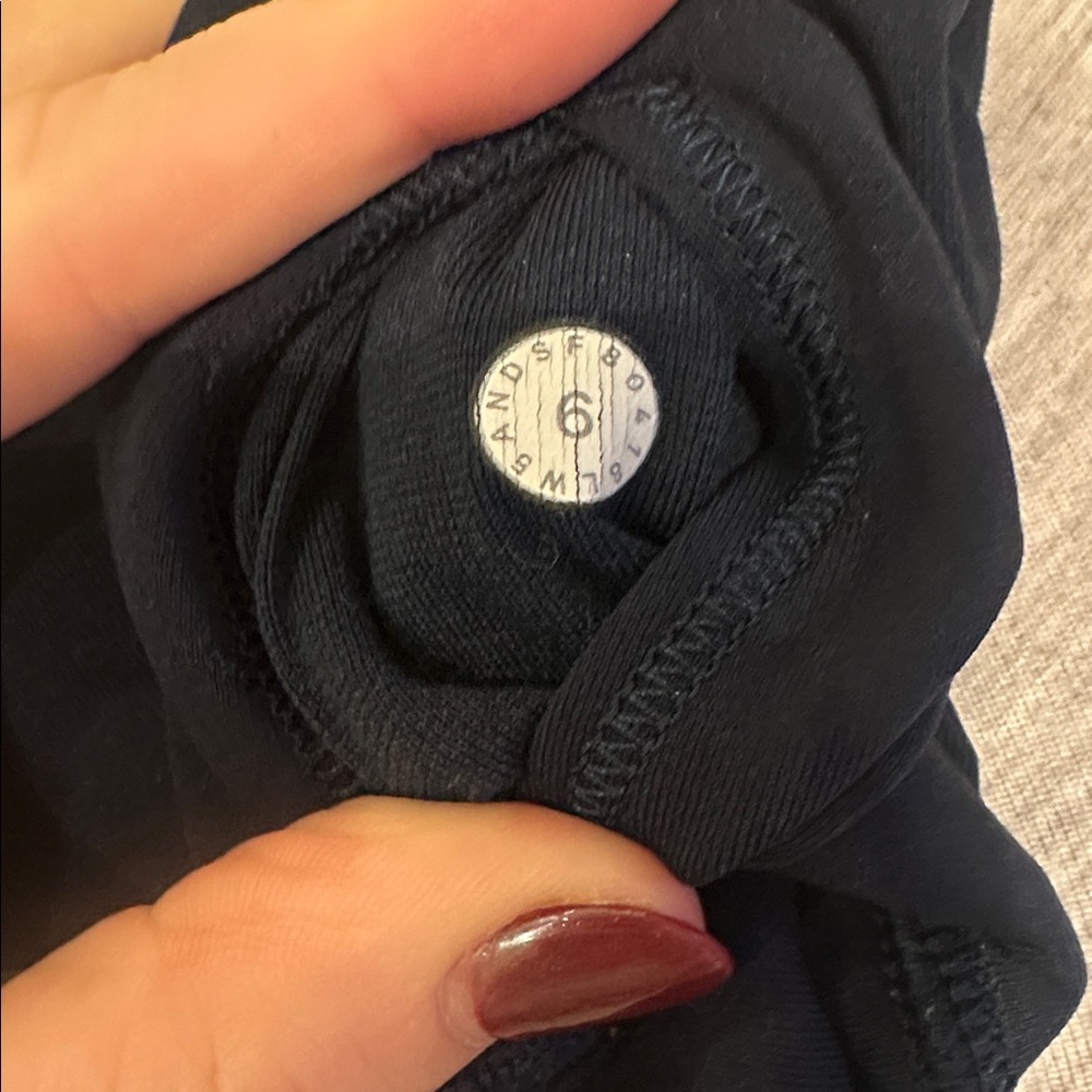 Navy Blue Lulu Lemon Leggings - Picture 4 of 4